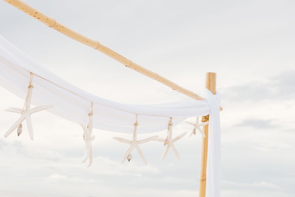 Un couple, un mariage et une plage