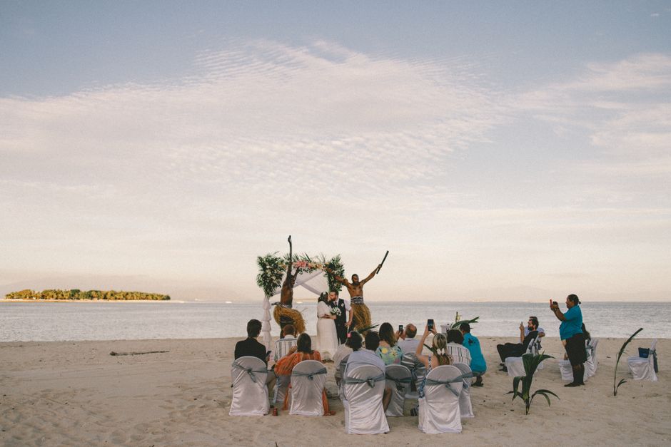 Un couple, un mariage et une cérémonie sur la plage