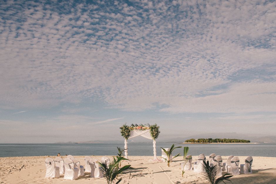 Un couple, un mariage et une cérémonie sur la plage